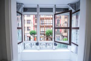 z otwartego okna z widokiem na miasto w obiekcie Gran Apartamento 6 SUITES Bilbao Center w mieście Bilbao