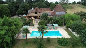 una vista aérea de una casa con piscina en Domaine Hourcabis - 2 gîtes 4 et 6 personnes, 