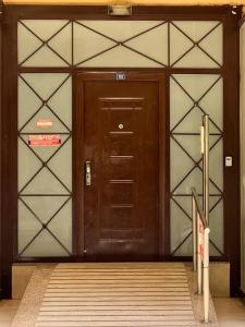 uma porta de madeira para um edifício com um sinal sobre ele em Αγρίνιο κέντρο ΠA , A3 em Agrinio