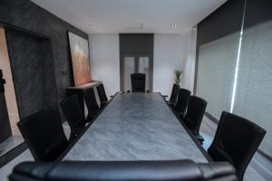 Khu vực hỗ trợ khách đi công tác/phòng hội thảo tại Knightsbridge Hotel & Suites