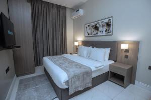 Giường trong phòng chung tại Knightsbridge Hotel & Suites