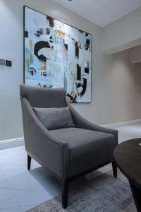 Khu vực ghế ngồi tại Knightsbridge Hotel & Suites