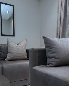 Khu vực ghế ngồi tại Knightsbridge Hotel & Suites