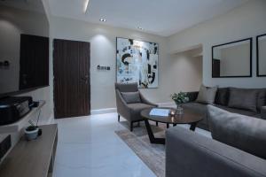 Khu vực ghế ngồi tại Knightsbridge Hotel & Suites