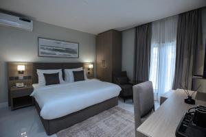 Giường trong phòng chung tại Knightsbridge Hotel & Suites