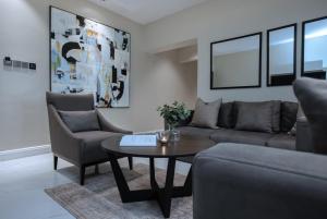 Khu vực ghế ngồi tại Knightsbridge Hotel & Suites