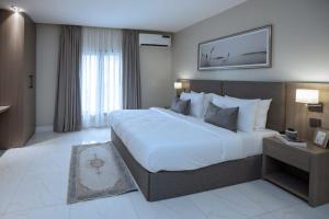 Giường trong phòng chung tại Knightsbridge Hotel & Suites