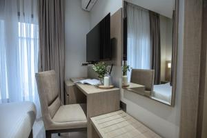 Khu vực ghế ngồi tại Knightsbridge Hotel & Suites