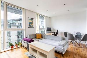 a living room with a couch and a table at City-Close 1-Bed Apartment near Tower Hill in London