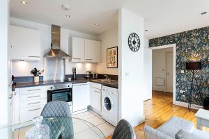 Virtuvė arba virtuvėlė apgyvendinimo įstaigoje City-Close 1-Bed Apartment near Tower Hill