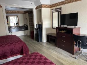Un televizor și/sau centru de divertisment la Budget Inn and Suites Corpus Christi