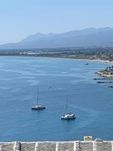 três barcos em um grande corpo de água em Magnifique maison avec vue mer hauteur de Bastia em Bastia