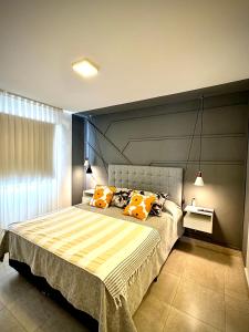sypialnia z dużym łóżkiem z pomarańczowymi poduszkami w obiekcie STUDIO/9 CERRO w Córdobie