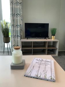 TV a/nebo společenská místnost v ubytování Happy Place Lodge