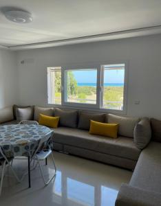 un soggiorno con un divano e un tavolo di appartement vue sur mer saidia a Saïdia