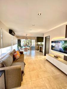 ein Wohnzimmer mit Couch und Flachbildfernseher in der Unterkunft STUDIO/9 CERRO in Cordoba