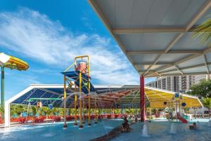 um parque aquático com um parque infantil com um escorrega aquático em Caldas Novas Spazzio Diroma com acesso ao Vulcao todos os dias em Caldas Novas