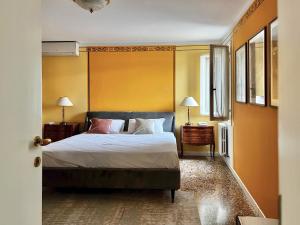 威尼斯的住宿－Apartment with view in Venice, Arsenale.，一间卧室设有一张大床和两个床头柜