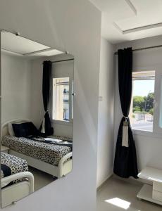 Letto o letti in una camera di appartement vue sur mer saidia