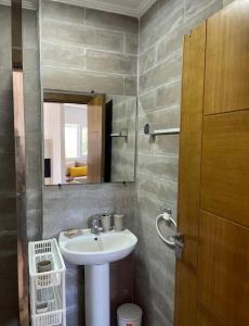 uma casa de banho com um lavatório e um espelho em appartement vue sur mer saidia em Saidia 