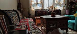 een woonkamer met een bank en een tafel bij The Bliss Homestay in Gangtok