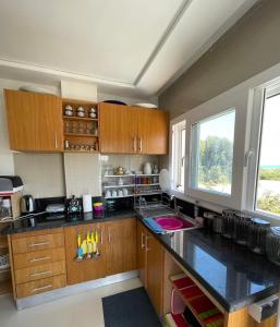 eine Küche mit Holzschränken und einer Arbeitsplatte in der Unterkunft appartement vue sur mer saidia in Saidia 