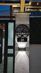 maszyna ze światłem na boku budynku w obiekcie Private & Secluded Luxury Villa Casa Pura Vida w mieście Belek