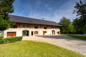 a large white building with a large driveway at Domaine du Chypre in Cercier