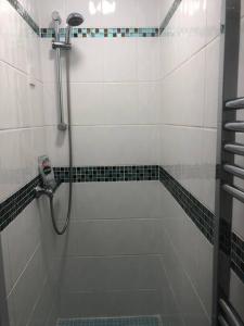 uma casa de banho com um chuveiro e piso em azulejo em Porthcawl, Nr Sea & Centre. Private guest suite. em Porthcawl