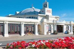 um edifício com uma torre de relógio em cima em Porthcawl, Nr Sea & Centre. Private guest suite. em Porthcawl