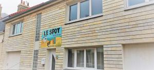 ein Gebäude mit einem Schild an der Seite in der Unterkunft Le Spot Blériot-Plage gîte de groupe proche mer in Sangatte