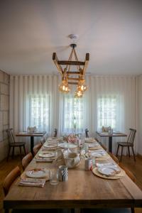 - une grande table en bois dans la salle à manger dans l'établissement Constance House, 