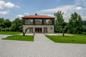 una gran casa de ladrillo con techo rojo en Constance House, 