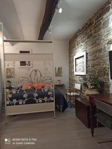 a room with a bed and a brick wall at La casa di Nina in Pulicciano