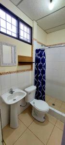 łazienka z toaletą i umywalką w obiekcie Villa de María w mieście Guayaquil