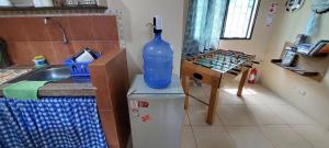 a bottle of water sitting on top of a trash can in a kitchen at Villa de María in Guayaquil