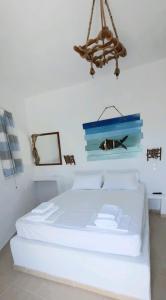 ナウサにあるCasa Lea Parosの白と青の白の部屋のベッド1台