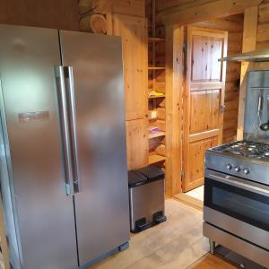 een keuken met een roestvrijstalen koelkast en een fornuis bij Jan in Steendam