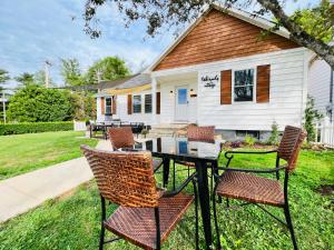 un patio con sillas y una mesa frente a una casa en Lakewoods Cottage, en Clintondale