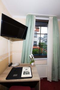 TV a/nebo společenská místnost v ubytování Hotel Am Rathaus