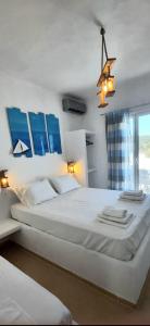 ナウサにあるCasa Lea Parosのベッドルーム(大きな白いベッド1台、窓付)