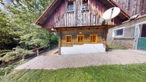 een houten huis met gele deuren en een satelliet bij Ferienhaus Kleissner in Nestelberg