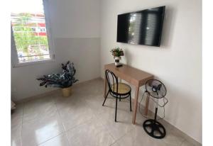 een tafel en stoel in een kamer met een raam bij Apartamento Familiar Buga - Basílica señor de los milagros in Buga