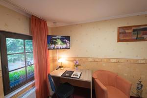 TV a/nebo společenská místnost v ubytování Hotel Am Rathaus