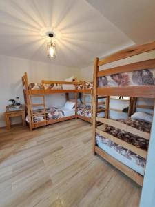 Двухъярусная кровать или двухъярусные кровати в номере Galasha
