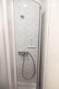 La salle de bains est pourvue d'une douche et d'un lavabo. dans l'établissement Mini Studio Vilnius Centre, à Vilnius