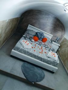 una cama con comida y fruta encima en Valentine’s Suite, en Catania