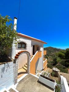 una casa blanca con un arco delante de ella en Two-floor luxury big house in Karpathos, en Apérion