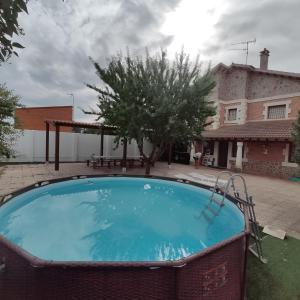 una grande piscina nel cortile di una casa di EL RECREO a Mojados