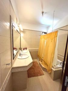 y baño con lavabo, espejo y ducha. en Two-floor luxury big house in Karpathos, en Apérion